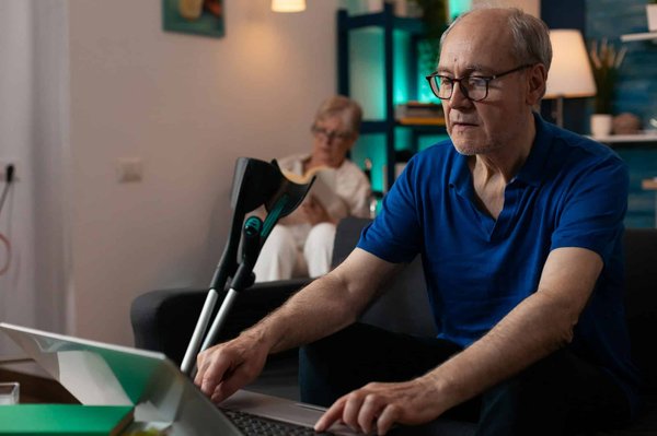 Quelles sont les meilleures pratiques d'étirement pour les seniors souffrant de tendinite?